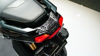 Rear ped merupakan aksesori di bagian belakang motor, tepatnya di area ekor atau buritan dekat lampu belakang dan jok. Aksennya sama dengan center pad sebelumnya. Harga jualnya Rp 160 ribu. Foto: Dok. AHM