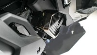 Dengan aksen carbon look yang teratur, sentuhan ini mempermanis tampilan cover radiator. Harganya Rp 185 ribu. Foto: Dok. AHM