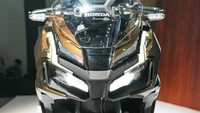 “Garnish Front” adalah salah satu aksesoris resmi (Honda Genuine Accessories, HGA) yang ditawarkan untuk ADV 160. Pemasangannya pada area headlamp dengan aksen carbon. Harganya Rp 227 ribu. Foto: Dok. AHM