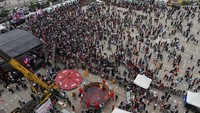 Ribuan warga memadati area festival untuk menyaksikan upaya pemecahan rekor nasi jollof terbesar di dunia. Foto: REUTERS/Sodiq Adelakun