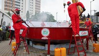 Panci khusus berdiameter enam meter dan tinggi enam meter dipakai untuk memasak nasi jollof raksasa di Festival Gino World Jollof. Foto: REUTERS/Sodiq Adelakun