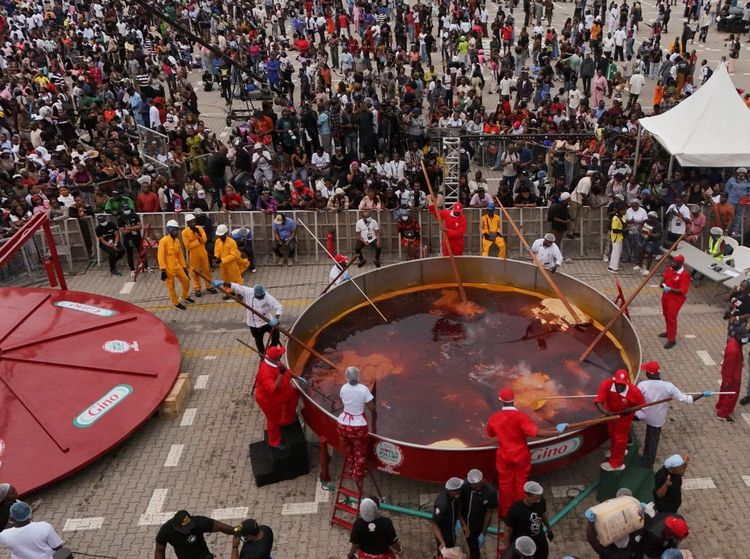 Aksi Koki Nigeria Masak Nasi Jollof Raksasa Demi Rekor Dunia