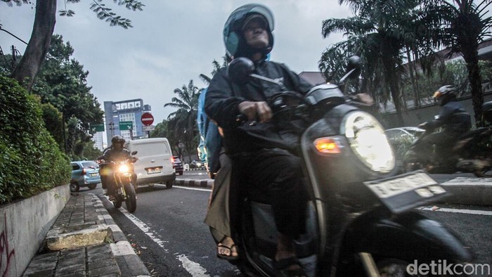 Aksi Pemotor Lawan Arah di Patal Senayan, Bikin Resah dan Bahaya Sejumlah pemotor nekat melawan arus di jalur sempit kawasan Patal Senayan, Jakarta, Rabu (17/9/2025), demi cepat menuju flyover Permata Hijau.