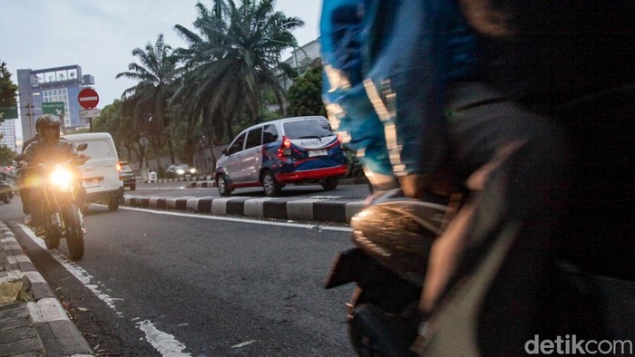 Sejumlah pemotor nekat melawan arus di jalur sempit kawasan Patal Senayan, Jakarta, Rabu (17/9/2025), demi cepat menuju flyover Permata Hijau.