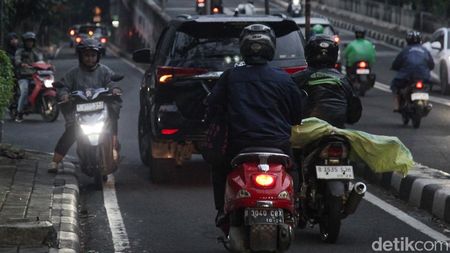 Aksi Pemotor Lawan Arah di Patal Senayan, Bikin Resah dan Bahaya