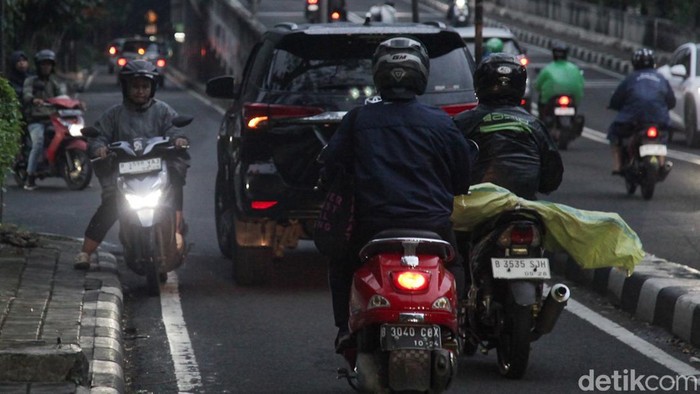 Sejumlah pemotor nekat melawan arus di jalur sempit kawasan Patal Senayan, Jakarta, Rabu (17/9/2025), demi cepat menuju flyover Permata Hijau.