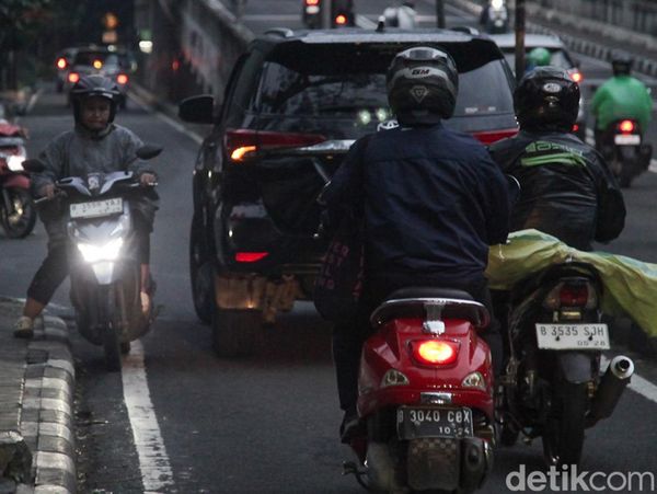 Aksi Pemotor Lawan Arah di Patal Senayan, Bikin Resah dan Bahaya