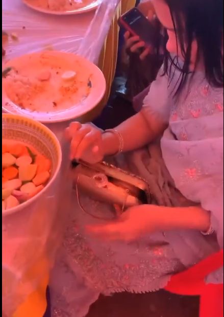 Aksi Tamu di Pesta Pernikahan yang Bawa Pulang Paha Ayam, Dimasukan ke Tas!