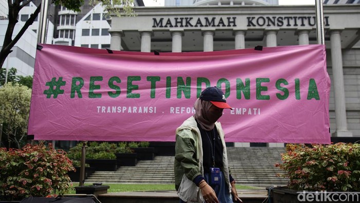 Para aktivis dan penggiat HAM melakukan nonton bareng (nobar) putusan Mahkamah Konstitusi terkait uji formil UU TNI, di depan gedung MK, Jakarta, Rabu (17/9/2025). Mereka mengecam MK karena menolak uji formil UU TNI yang diajukan sejumlah pihak termasuk para penggiat HAM tersebut.