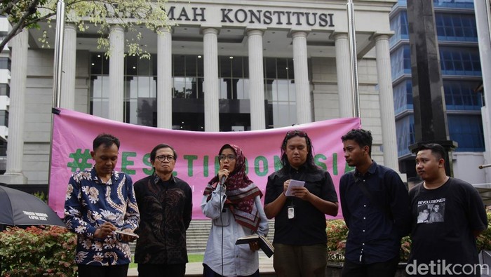 Para aktivis dan penggiat HAM melakukan nonton bareng (nobar) putusan Mahkamah Konstitusi terkait uji formil UU TNI, di depan gedung MK, Jakarta, Rabu (17/9/2025). Mereka mengecam MK karena menolak uji formil UU TNI yang diajukan sejumlah pihak termasuk para penggiat HAM tersebut.