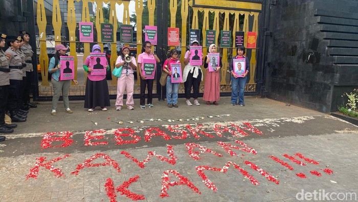 Aliansi Perempuan Indonesia gelar aski damai di depan Polda Metro, tuntut Delpedro dkk dibebaskan, Rabu (17/9/2025).