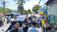 Saat proses rekontruksi berlangsung, Jalan Raya Lidah Wetan menjadi macet. Banyak warga yang menyaksikan proses rekontruksi.