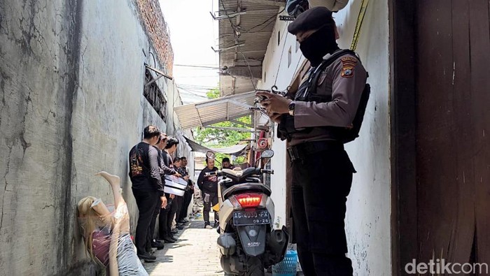 Alvi saat memeragakan adegan rekonstruksi mutilasi Tiara Alvi saat memeragakan adegan rekonstruksi mutilasi Tiara