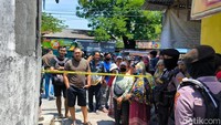 Rekontruksi kasus mutiliasi yang dilakukan oleh Alvi Maulana kepada pacanya di kamar kos dikawasan Lidah Wetan, Surabaya. Proses rekontruksi jadi perhatian warga.