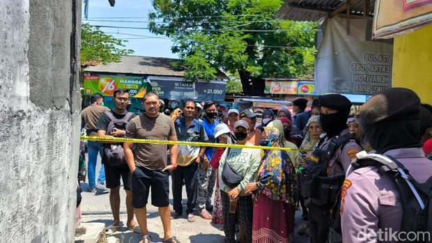 Alvi saat memeragakan adegan rekonstruksi mutilasi Tiara