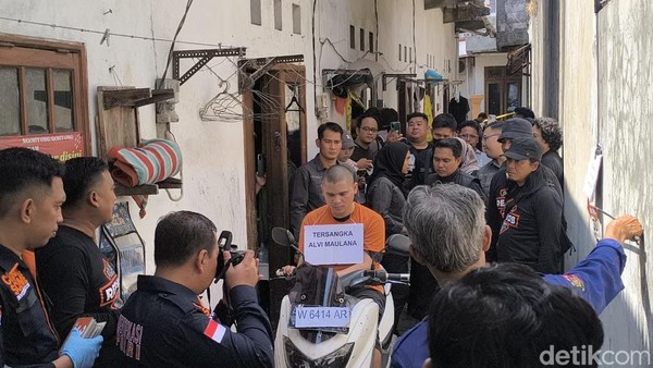 Penampakan Alvi Pemutilasi Pacar di Kamar Kos saat Rekonstruksi