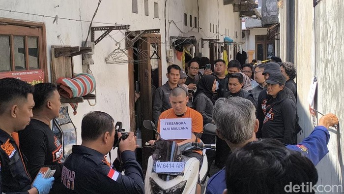 Alvi saat memeragakan adegan rekonstruksi mutilasi Tiara