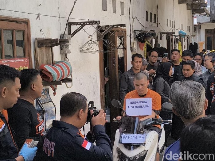 Alvi saat memeragakan adegan rekonstruksi mutilasi Tiara