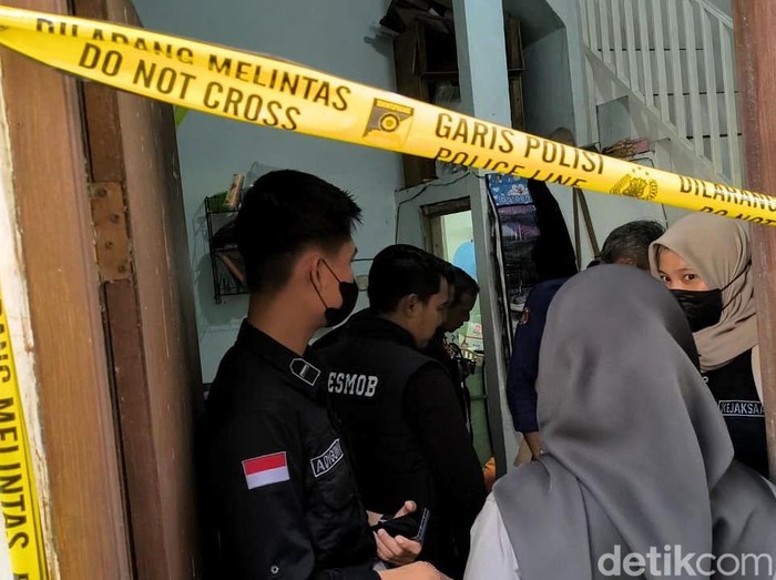Alvi saat memeragakan adegan rekonstruksi mutilasi Tiara