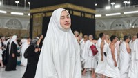 Angbeen Rishi yang unggah foto umrah sendiri tanpa Adly Fairuz menimbulkan tanya. (Foto: dok Instagram angbeenrishi)