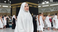 Angbeen Rishi terlihat menjalani umrah dengan balutan busana serba putih di depan Kabah. (Foto: dok Instagram angbeenrishi)