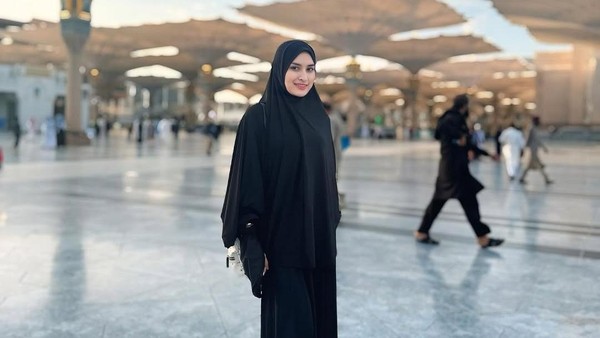 Angbeen Rishi Umrah, Netizen Bertanya-tanya