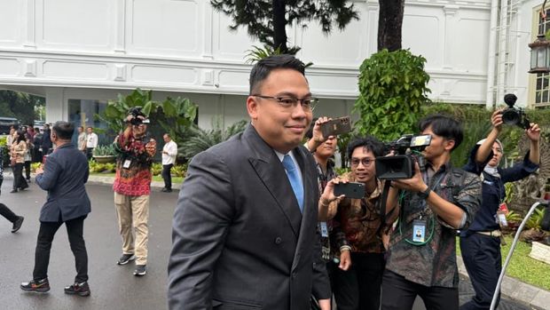 Wamenkomdigi Angga Raka Prabowo turut merapat ke Istana Negara jelang pelantikan sejumlah pejabat, Rabu (17/9/2025).