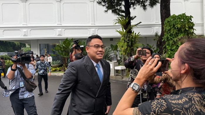 Wamenkomdigi Angga Raka Prabowo turut merapat ke Istana Negara jelang pelantikan sejumlah pejabat, Rabu (17/9/2025).