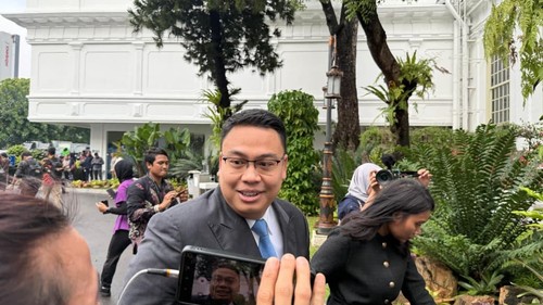 Wamenkomdigi Angga Raka Prabowo turut merapat ke Istana Negara jelang pelantikan sejumlah pejabat, Rabu (17/9/2025).