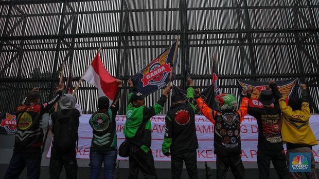 Asosiasi pengemudi ojek daring (ojol) yang tergabung dalam Gabungan Aksi Roda Dua Indonesia (Garda Indonesia) melakukan unjuk rasa di depan Gedung DPR/MPR RI, Jakarta, Rabu (17/9/2025). (CNBC Indonesia/Faisal Rahman)
