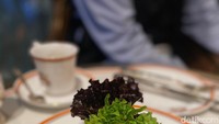 Bacha Coffee Plaza Indonesia juga memiliki menu spesial Scorched Asparagus French Toast Sandwich. Menu vegetarian itu berisikan jamur portobello, caramelized onion, halloumi cheese, alpukat, dan dill hummus. Foto: Yenny Mustika Sari/detikcom