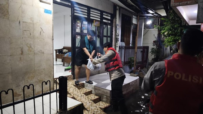 Banjir menggenangi permukiman warga di kawasan Pancoran, Jakarta Selatan (Jaksel) malam ini. Ketinggian banjir mencapai 50 cm. (dok Ist)