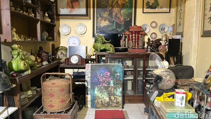 Barang-barang antik di Pasar Nostalgia Surabaya.