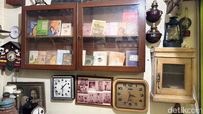 Barang-barang antik di Pasar Nostalgia Surabaya.