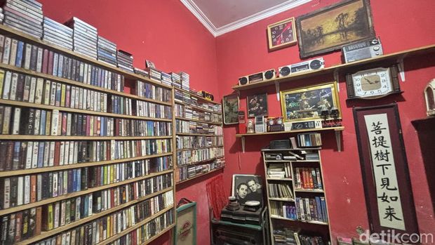 Barang-barang antik di Pasar Nostalgia Surabaya.