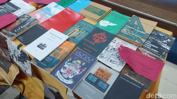 Barang bukti buku yang disita Polda Jabar buntut demo ricuh di Bandung
