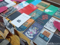 Saat Polisi Amankan Buku Berbahaya dari Tangan Perusuh