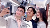 Lo nggak tahu aja aslinya dia (Ruben) gimana. Menurut aku, jadi semuanya (anggapan miring orang) itu asal ngomong aja, nggak tahu sifat aslinya. Untuk Ayah semangat terus, aku doain Ayah kuat, sehat, sudah nggak usah pikirin yang lain lagi karena aku sudah sama ayah, tegas Betrand Peto. Foto: Instagram/@ruben_onsu