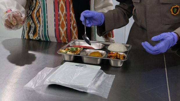 Biddokkes Polda Jateng memeriksa Food Safety sajian MBG di SPPG Polri Polda Jateng di Rusun Polri Rejomulyo, Kota Semarang, Rabu  (17/9/2025).
