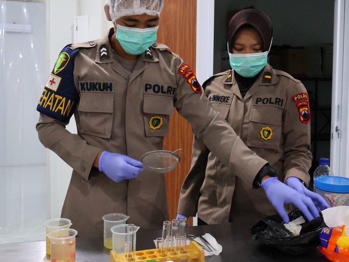 Biddokkes Polda Jateng memeriksa Food Safety sajian MBG di SPPG Polri Polda Jateng di Rusun Polri Rejomulyo, Kota Semarang, Rabu  (17/9/2025).