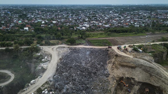 Bikin Resah Warga, TPA Ilegal Rowosari Akhirnya Ditutup Pedagang melintas di dekat papan imbauan untuk tidak membuang sampah terpasang di tempat pembuangan akhir (TPA) ilegal, Rowosari, Semarang, Jawa Tengah, Rabu (17/9/2025). Pemkot Semarang menutup sekaligus menertibkan TPA ilegal yang berbatasan dengan Kabupaten Demak tersebut dikarena aktivitas yang tidak sesuai dengan regulasi serta mengganggu kenyamanan warga setempat akibat asap pembakaran sampah. ANTARA FOTO/Aprillio Akbar
