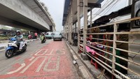 Warga berharap pemerintah segera turun tangan agar fasilitas umum bisa kembali digunakan sesuai fungsinya.