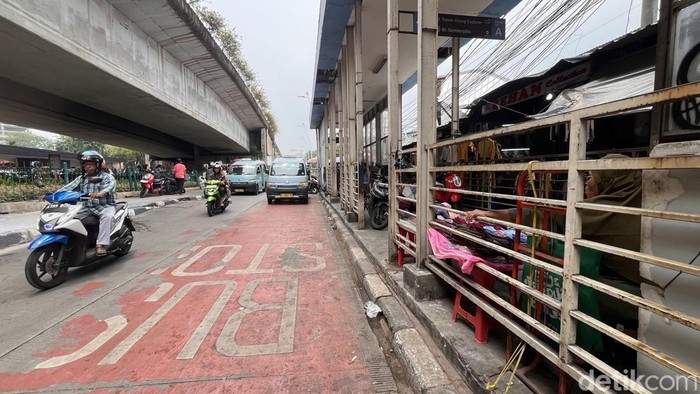 Fungsi halte di kawasan Tanah Abang, Jakarta Pusat, kini berubah drastis. Halte yang seharusnya digunakan warga untuk menunggu dan naik turun kendaraan umum, justru dipenuhi para pedagang.