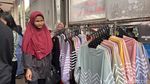 Bukan Lagi Tempat Nunggu Angkot, Halte Tanah Abang Kini Dikuasai Pedagang