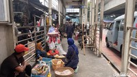 Tak hanya itu, kondisi halte juga terlihat tidak terawat. Cat yang mengelupas, sampah berserakan, hingga aktivitas jual beli yang semrawut membuat suasana makin jauh dari fungsi awalnya sebagai tempat tunggu transportasi umum.