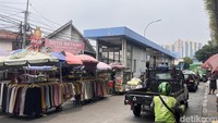 Warga yang hendak menggunakan halte mengaku kerepotan. Kondisi ini menambah daftar panjang persoalan ketertiban dan tata ruang di kawasan Tanah Abang.