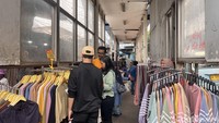 Pantauan di Jalan Jatibaru Raya pada Rabu (17/9/2025) pukul 11.00 WIB, halte tersebut tampak lebih mirip pasar kecil ketimbang fasilitas umum.