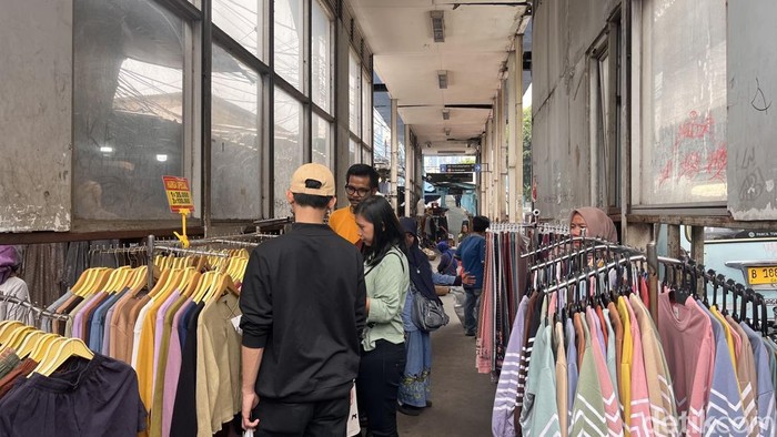 Bukan Lagi Tempat Nunggu Angkot, Halte Tanah Abang Kini Dikuasai Pedagang Fungsi halte di kawasan Tanah Abang, Jakarta Pusat, kini berubah drastis. Halte yang seharusnya digunakan warga untuk menunggu dan naik turun kendaraan umum, justru dipenuhi para pedagang.