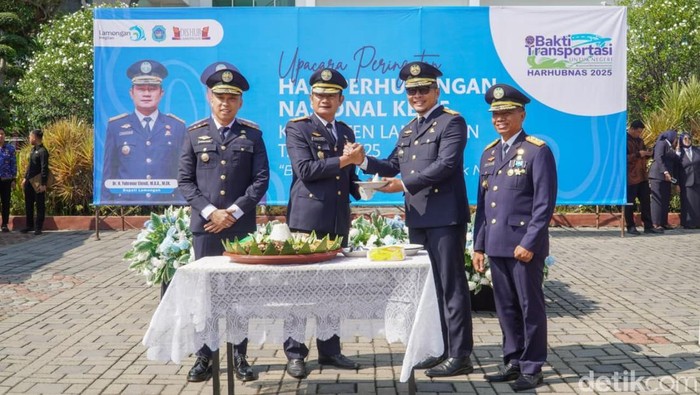 Bupati Lamongan Yuhronur Efendi menjadi inspektur upacara di Harhubnas ke-55
