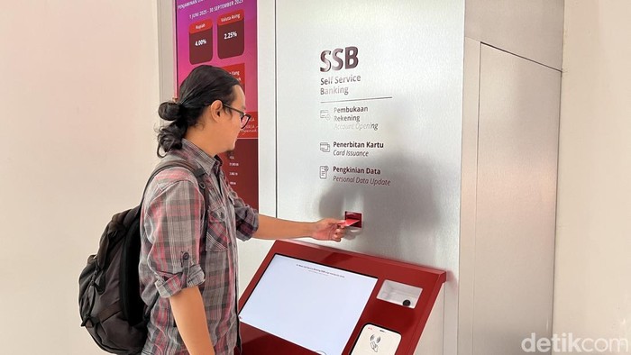 Salah seorang nasabah mencoba mesin self service CIMB Niaga di Jalan Thamrin, Denpasar, Selasa (16/9/2025).